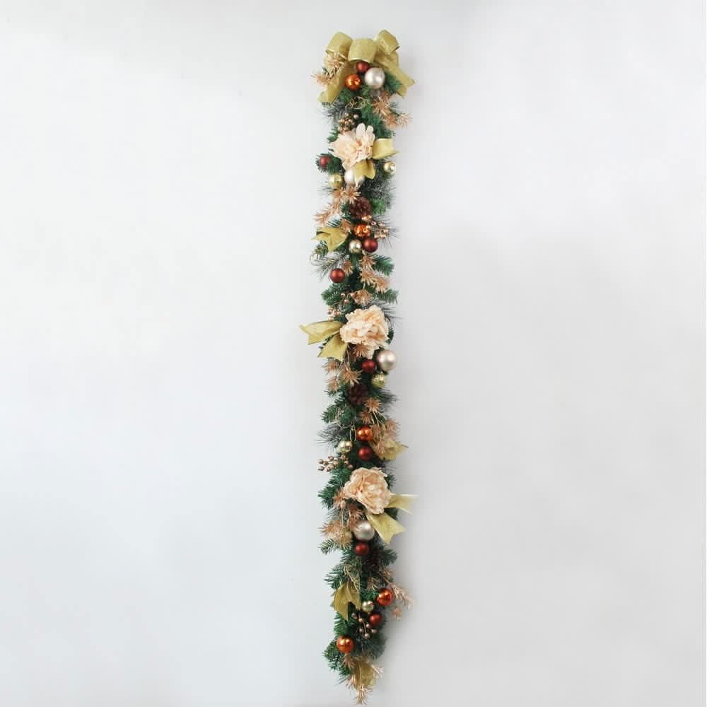 Guirlande de Noël pour cheminée avec décorations, branches de pin artificielles et roses artificielles