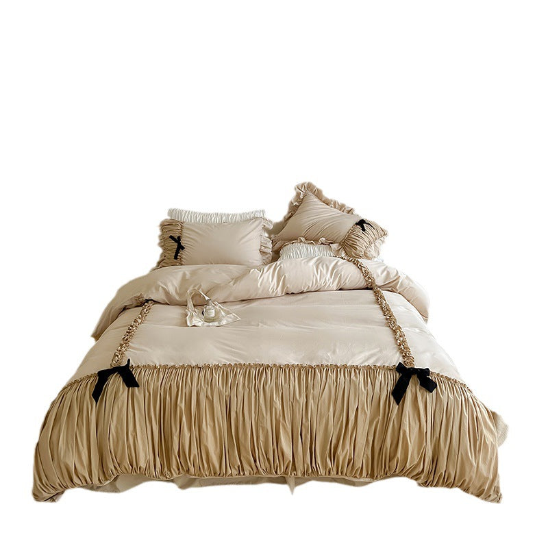 Parure de lit en satin avec volant froncé, rubans décoratifs tressés et appliqué en forme de nœud
