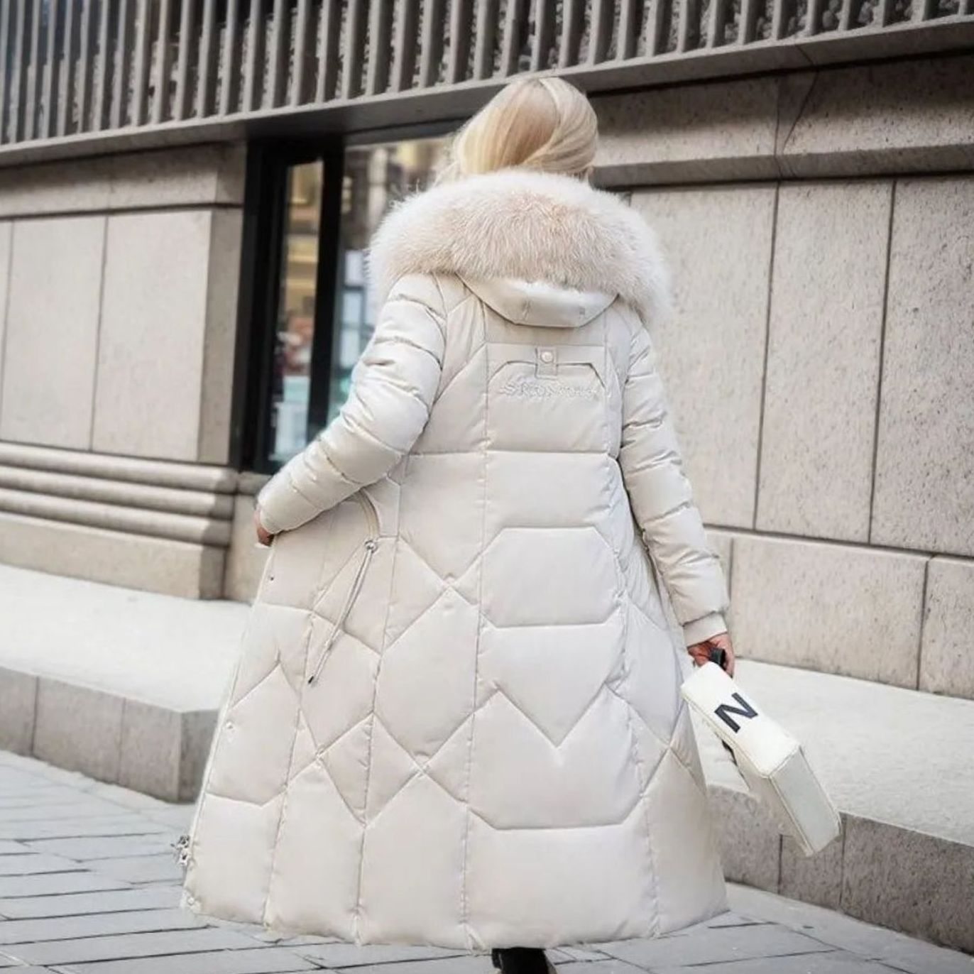 Manteau matelassé long à capuche pour femme, bordé de fourrure