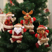 Set de 4 suspensions de Noël en peluche avec corps en toile de jute, bordure en fausse fourrure et écharpes en flanelle