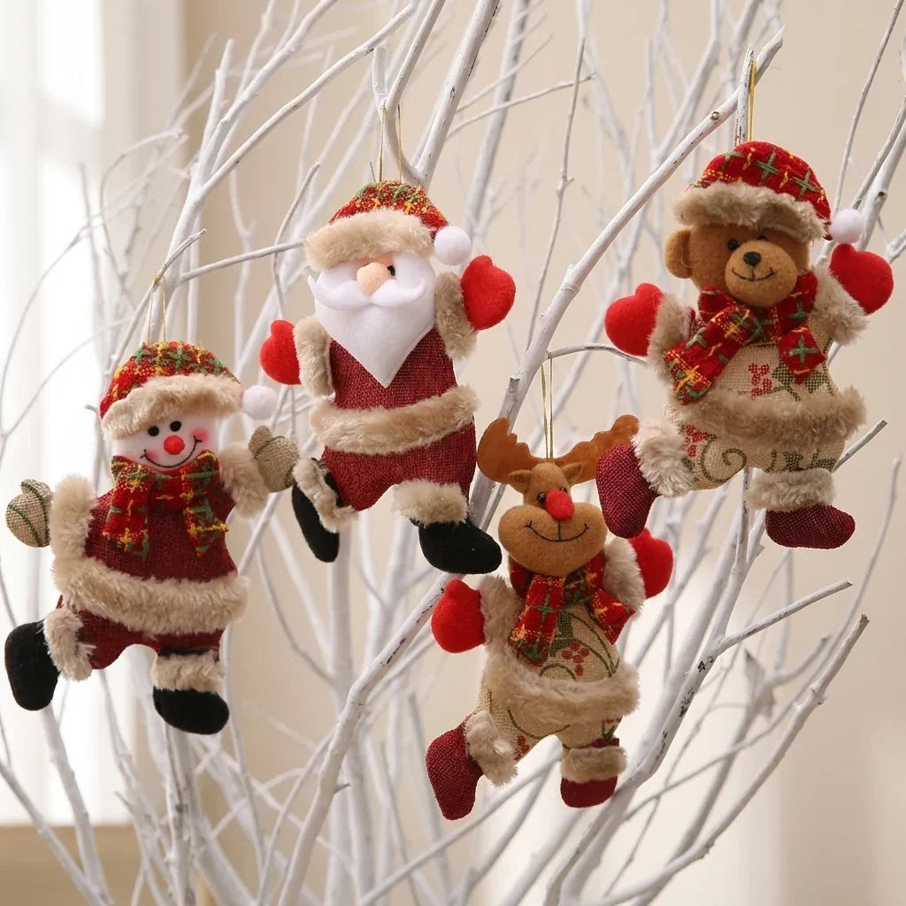 Set de 4 suspensions de Noël en peluche avec corps en toile de jute, bordure en fausse fourrure et écharpes en flanelle