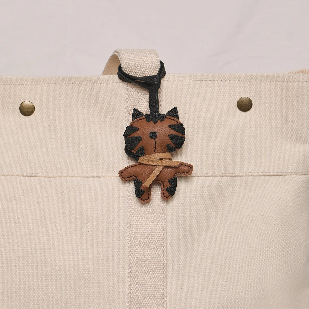 Breloque de sac et porte-clés en cuir noir sans visage