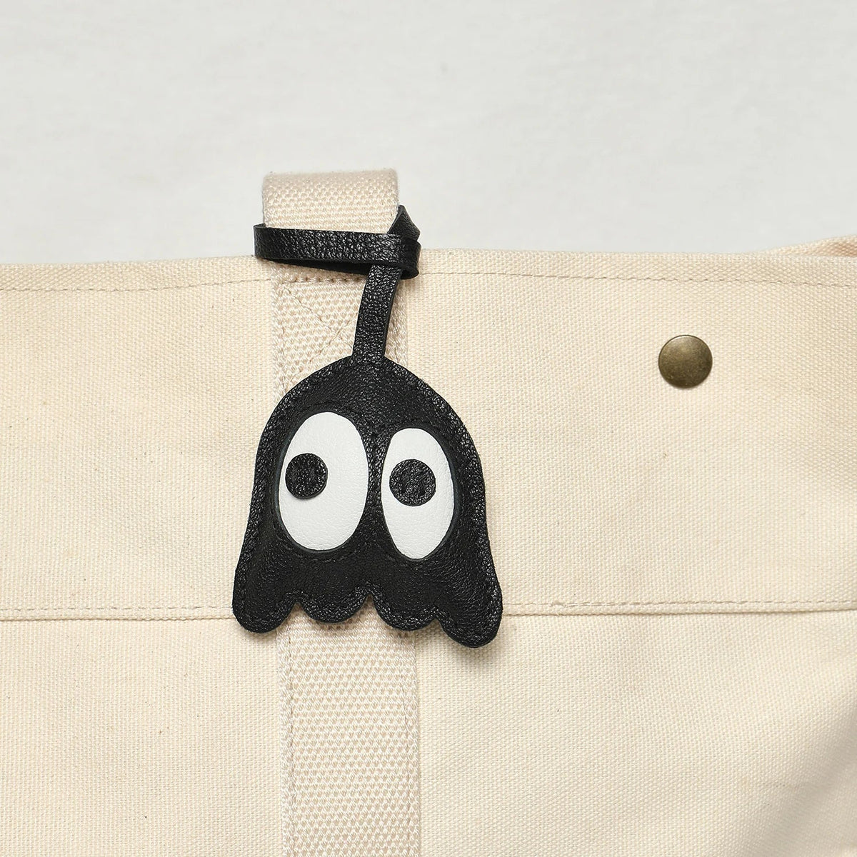 Breloque de sac et porte-clés en cuir noir sans visage