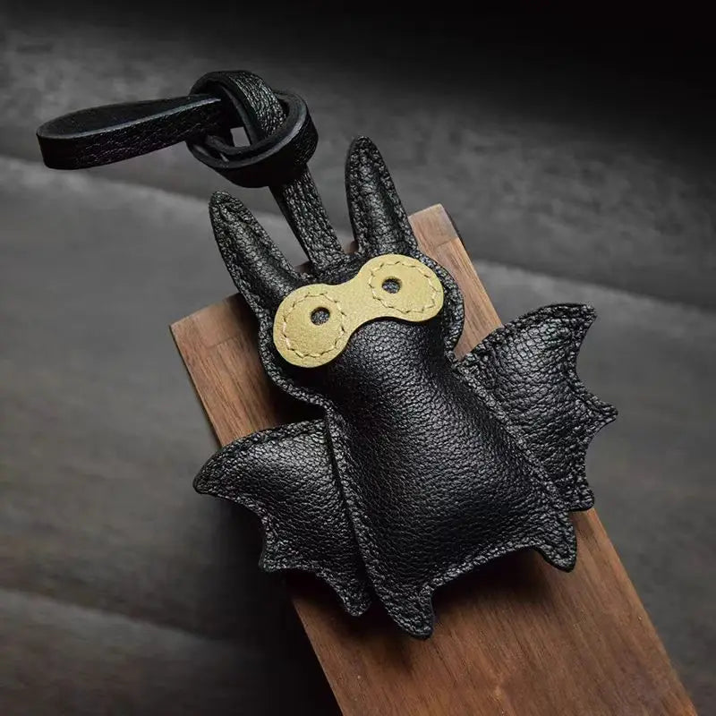 Breloque de sac et porte-clés en cuir noir sans visage