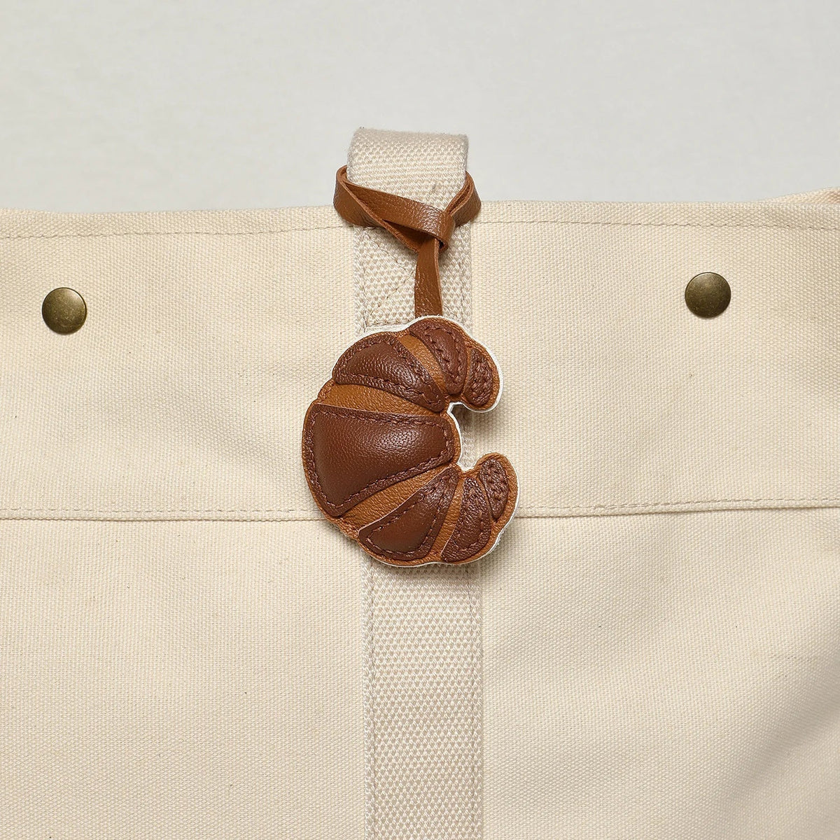 Breloque de sac et porte-clés en cuir noir sans visage