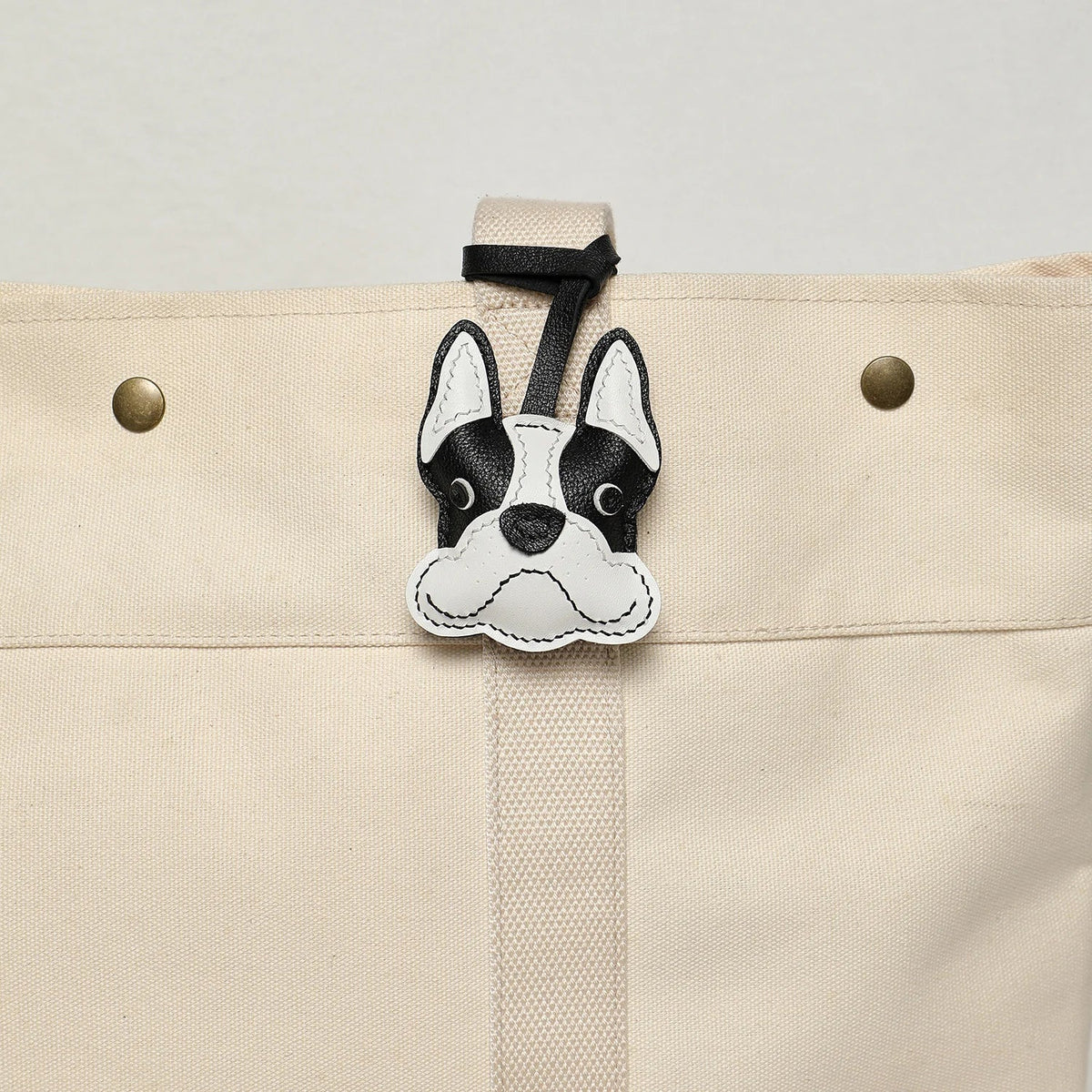 Breloque de sac et porte-clés en cuir noir sans visage