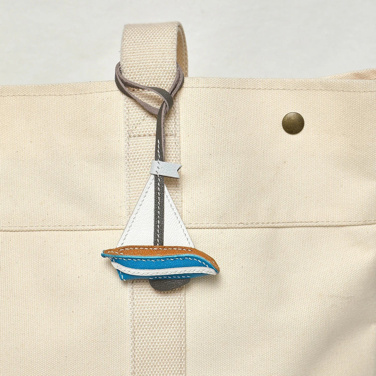 Breloque de sac et porte-clés en cuir noir sans visage