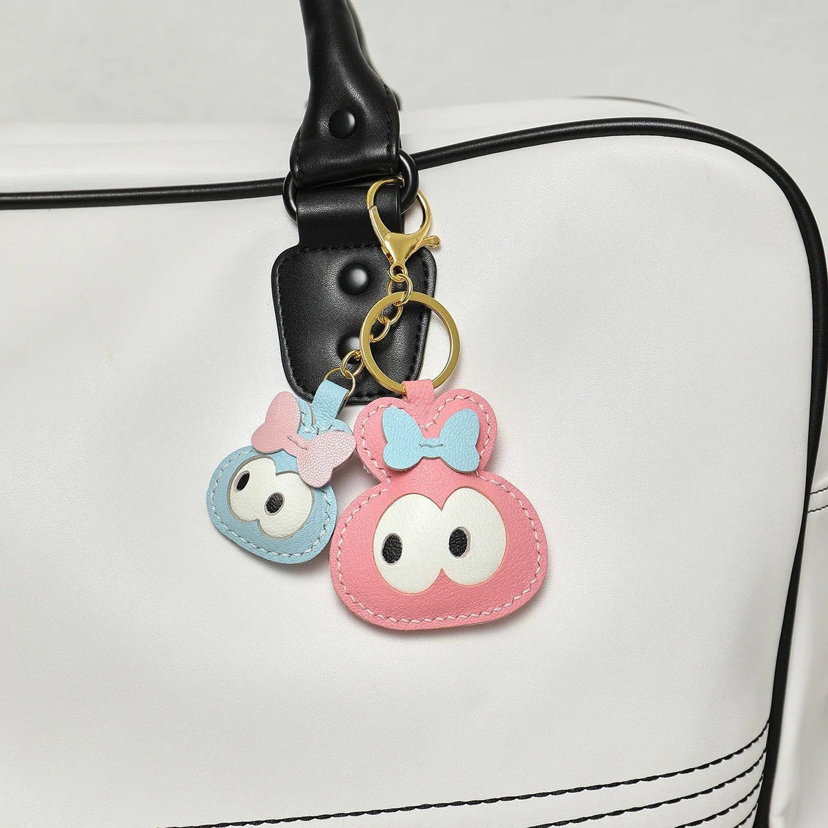Breloque de sac et porte-clés en cuir noir sans visage