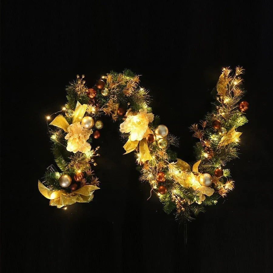 Guirlande de Noël pour cheminée avec décorations, branches de pin artificielles et roses artificielles