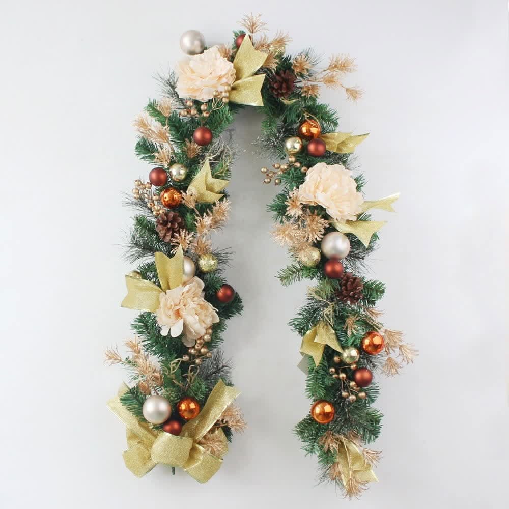Guirlande de Noël pour cheminée avec décorations, branches de pin artificielles et roses artificielles