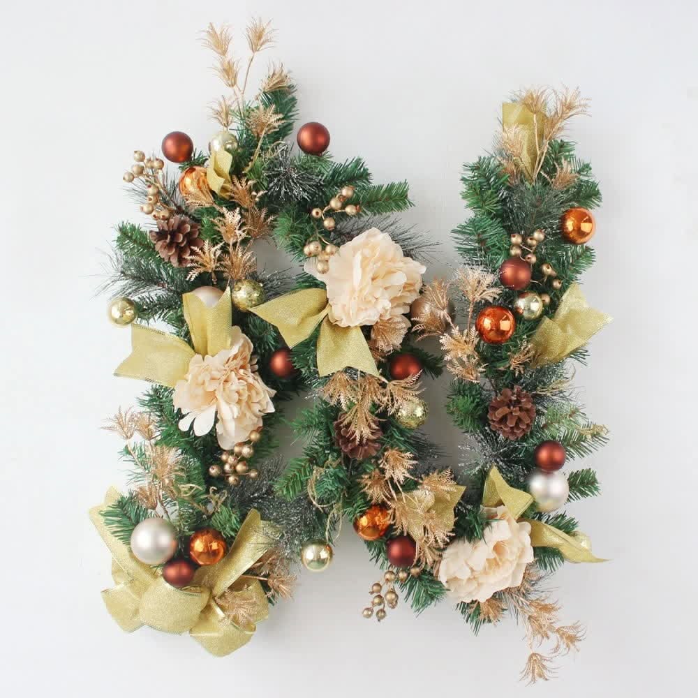 Guirlande de Noël pour cheminée avec décorations, branches de pin artificielles et roses artificielles