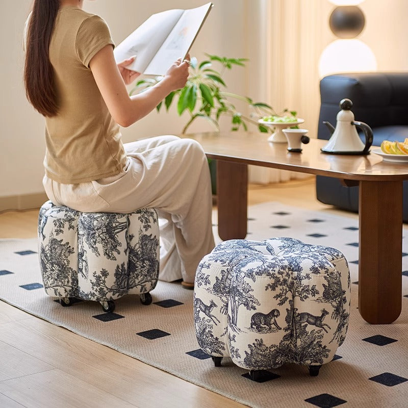 Pouf repose-pieds roulant contemporain rétro en forme de fleur, avec structure en bois de pin, revêtement imitation cuir ciré à l'huile ou ottomane en coton et lin pour le salon