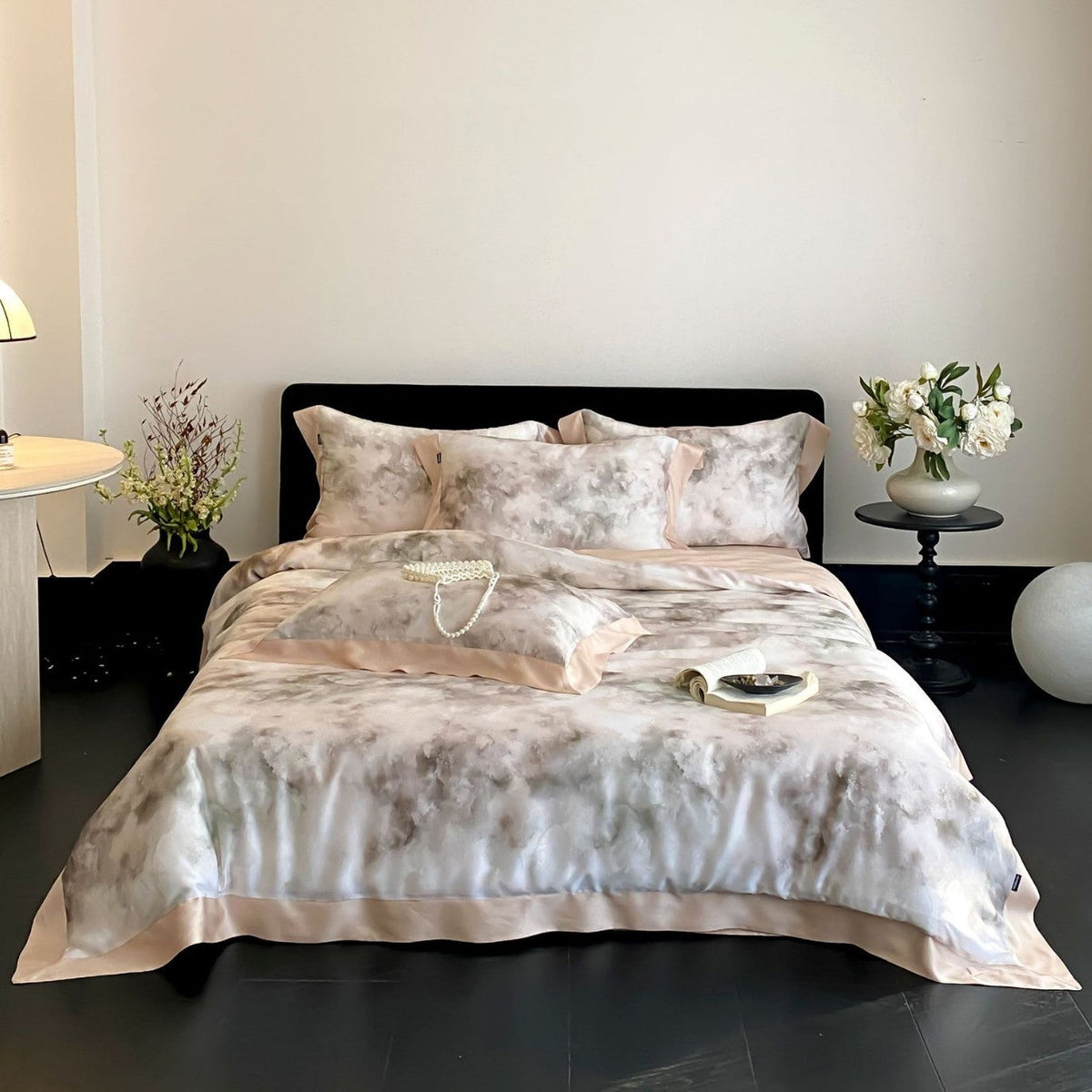 Parure de lit en satin de coton avec imprimé marbré à l’aquarelle et fin ourlet