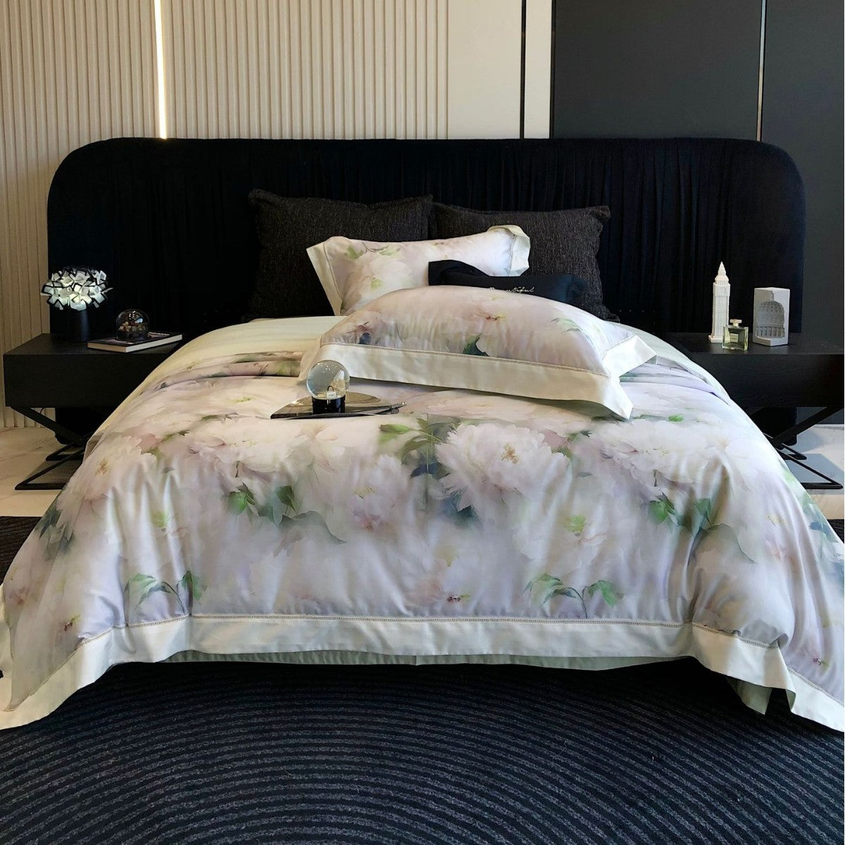 Parure de lit en satin de coton avec imprimé de pivoines à l’aquarelle et bordure en satin