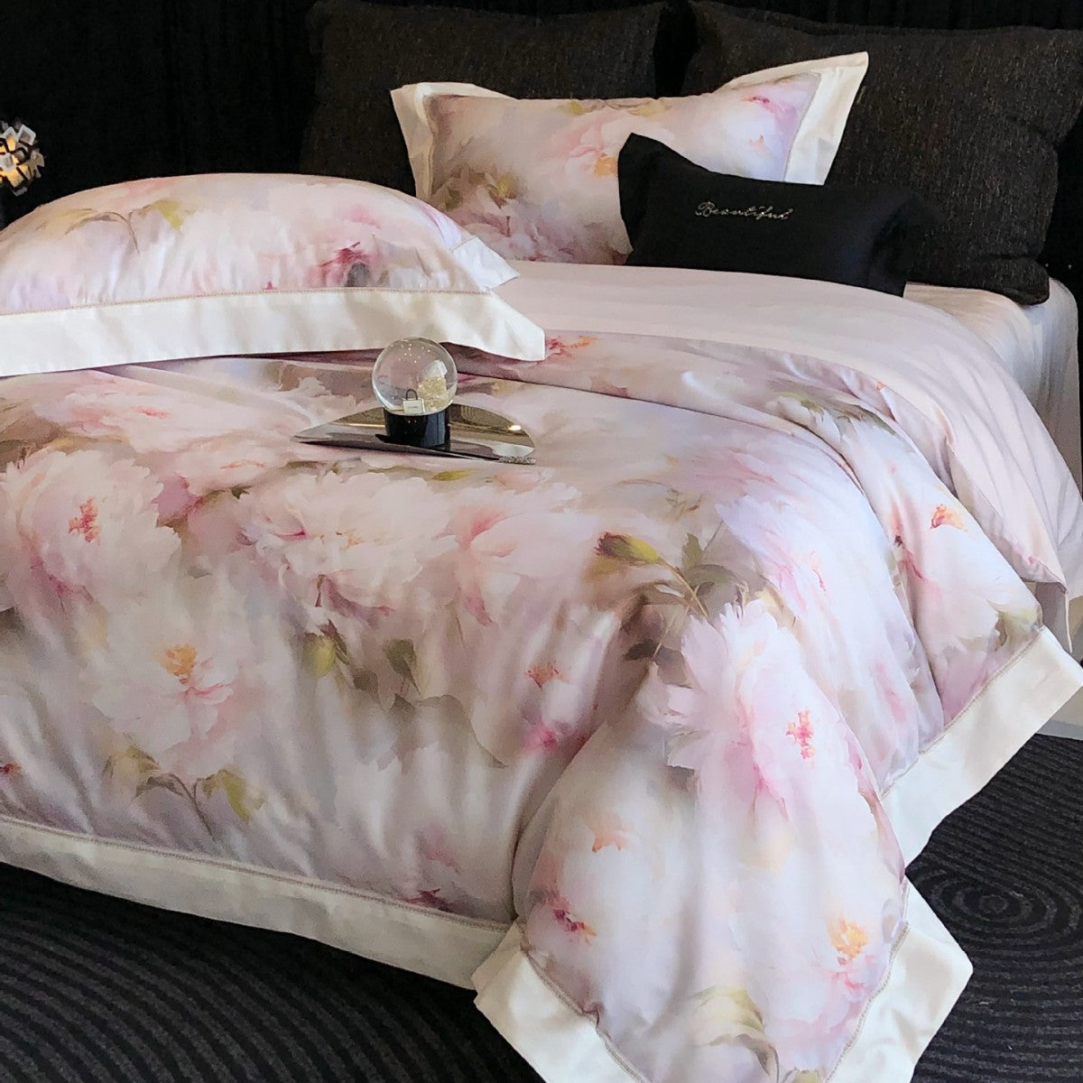 Parure de lit en satin de coton avec imprimé de pivoines à l’aquarelle et bordure en satin