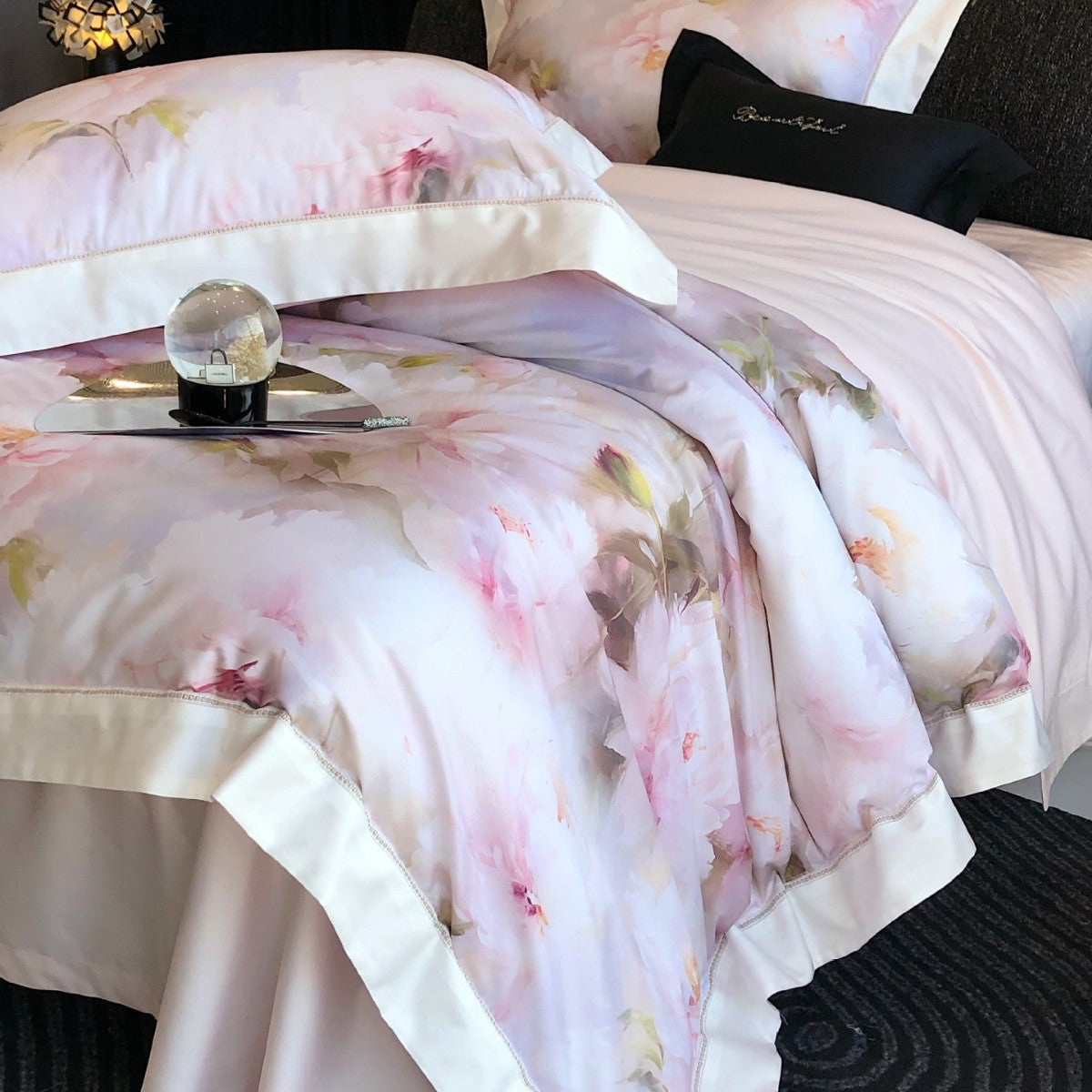 Parure de lit en satin de coton avec imprimé de pivoines à l’aquarelle et bordure en satin
