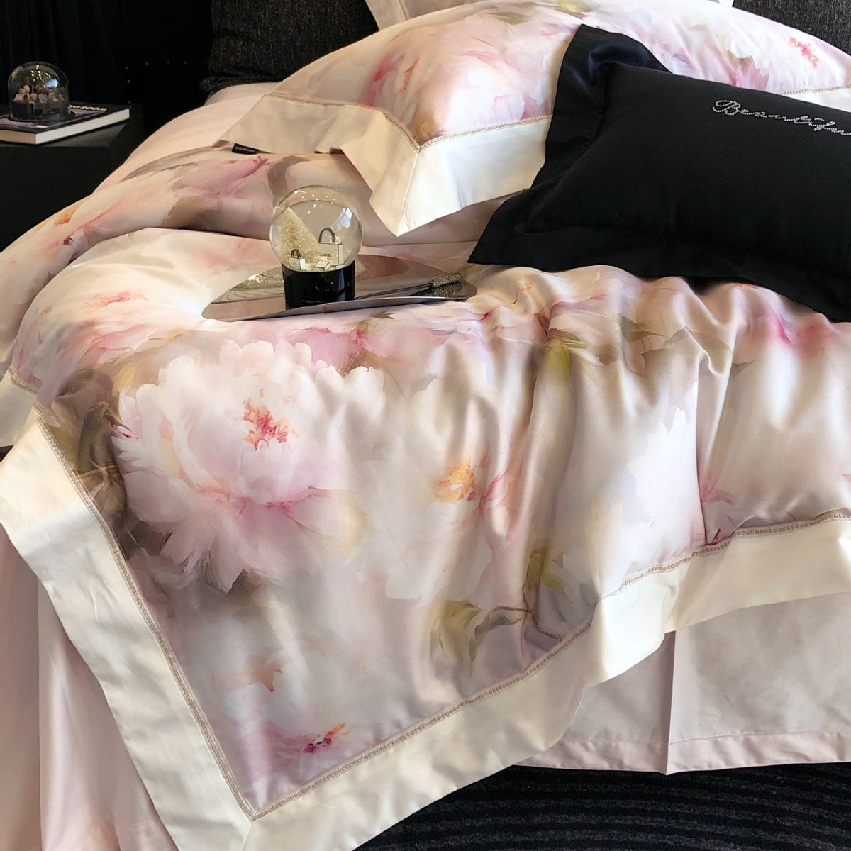 Parure de lit en satin de coton avec imprimé de pivoines à l’aquarelle et bordure en satin