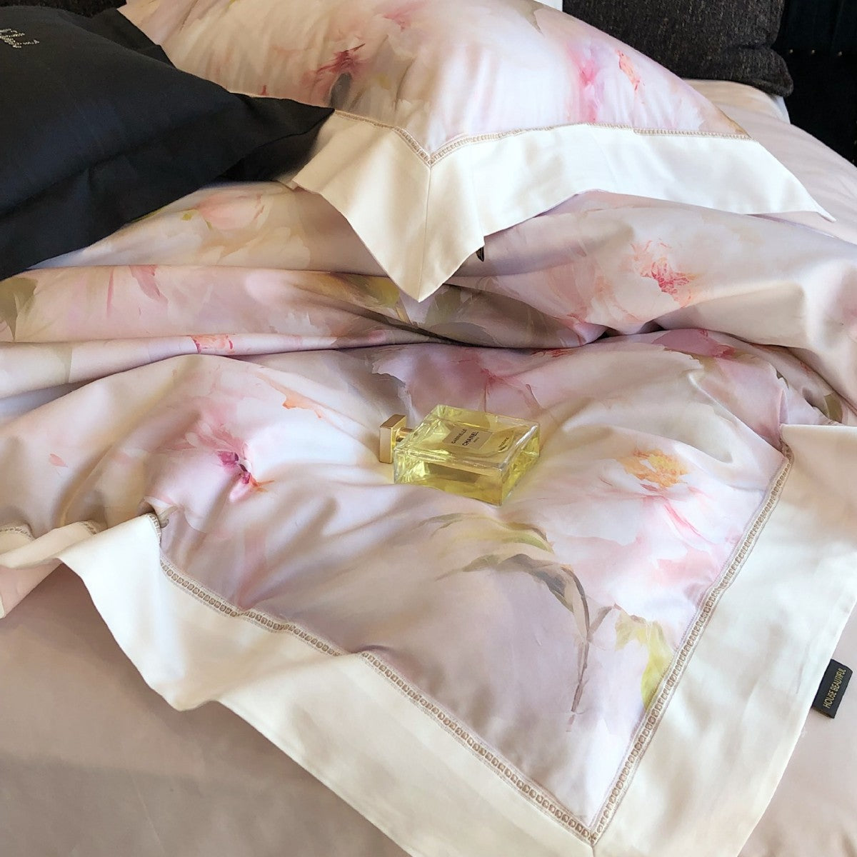 Parure de lit en satin de coton avec imprimé de pivoines à l’aquarelle et bordure en satin