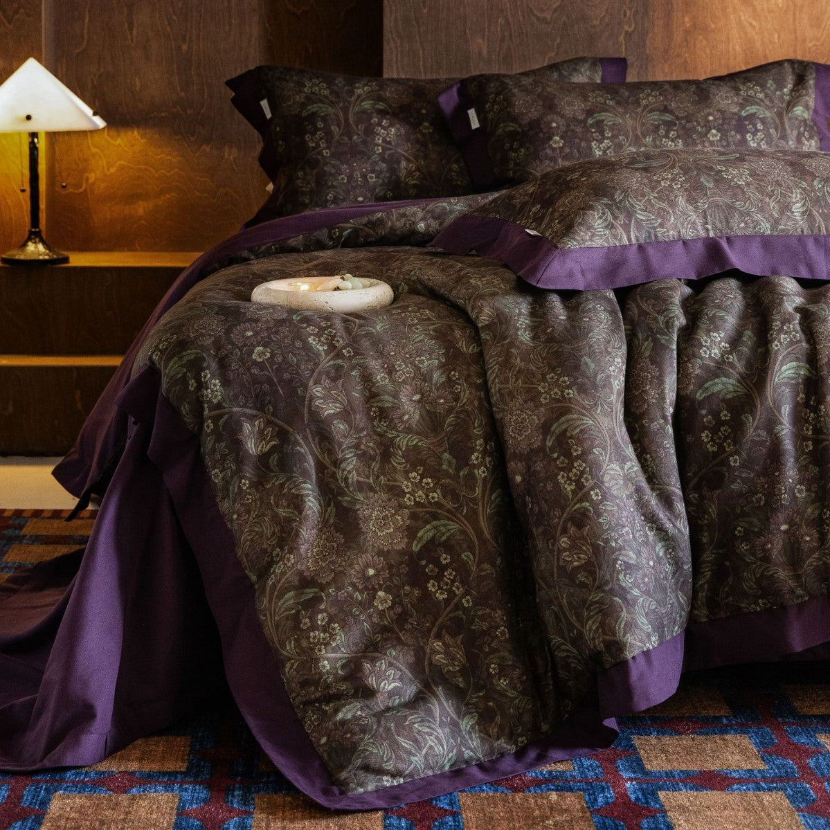 Parure de housse de couette en satin de coton avec jacquard floral d’inspiration vintage et large ourlet