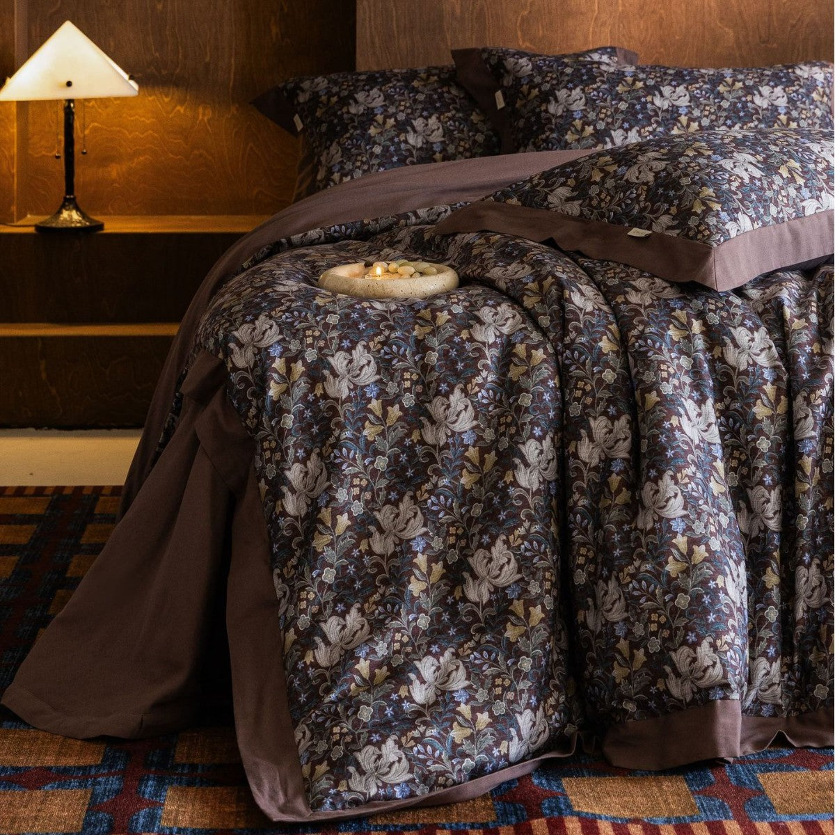 Parure de housse de couette en satin de coton avec jacquard floral d’inspiration vintage et large ourlet