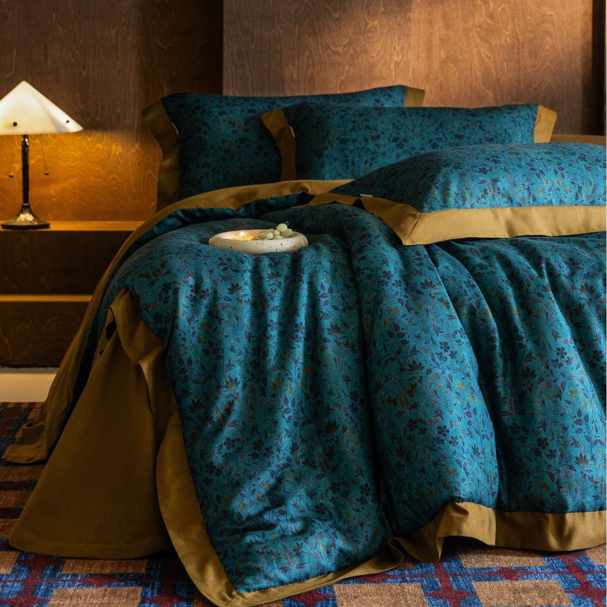 Parure de housse de couette en satin de coton avec jacquard floral d’inspiration vintage et large ourlet