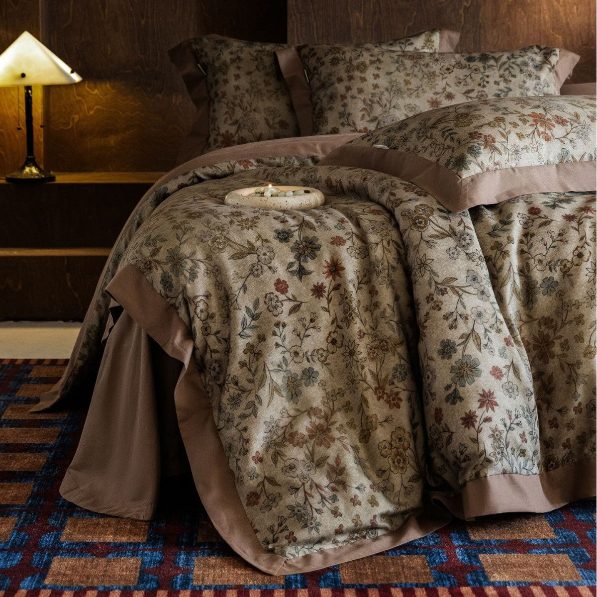 Parure de housse de couette en satin de coton avec jacquard floral d’inspiration vintage et large ourlet