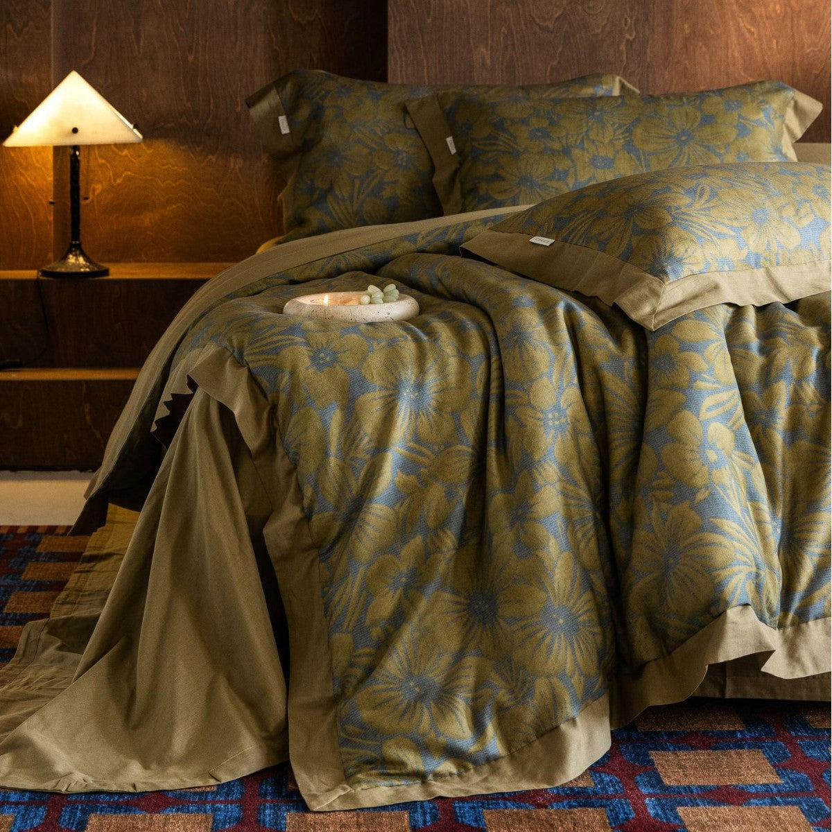Parure de housse de couette en satin de coton avec jacquard floral d’inspiration vintage et large ourlet