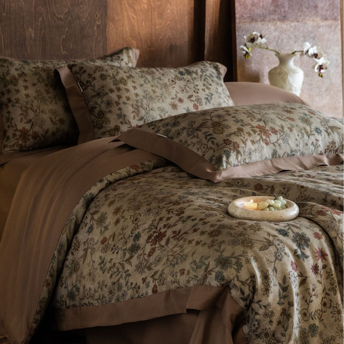 Parure de housse de couette en satin de coton avec jacquard floral d’inspiration vintage et large ourlet