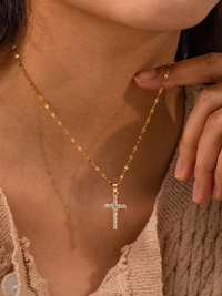 Collar con cruz dorada y piedras de circonia brillantes