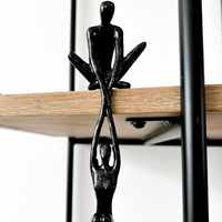 Davy | Escultura de figuras entrelazadas para decoración de estantes