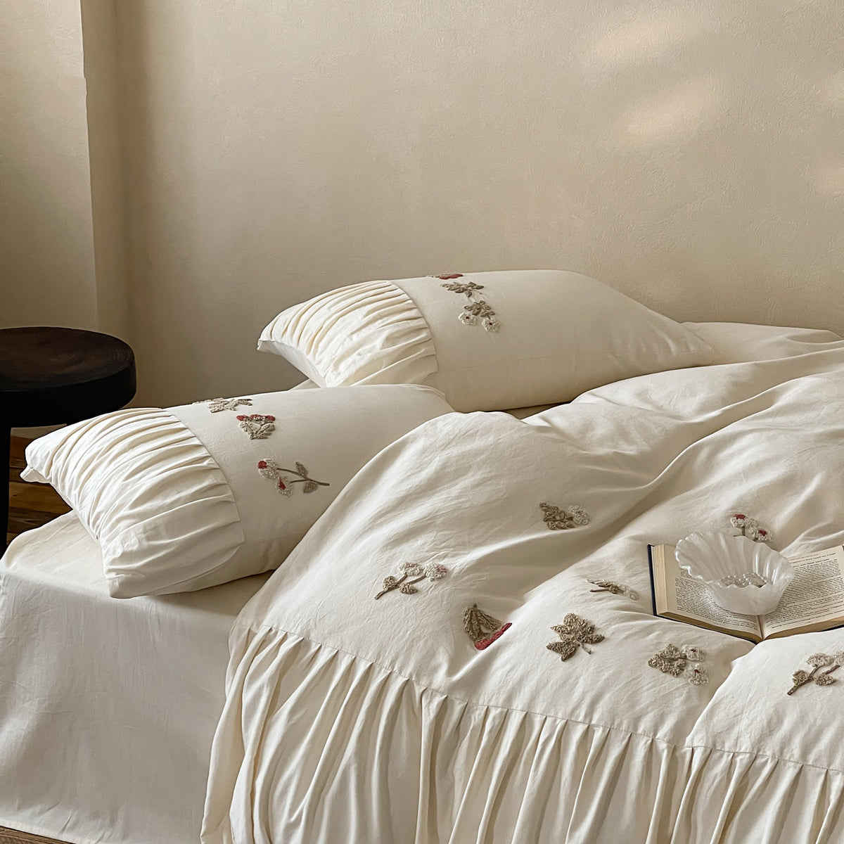 Parure de lit brodée avec housse de couette froncée et taies d’oreiller