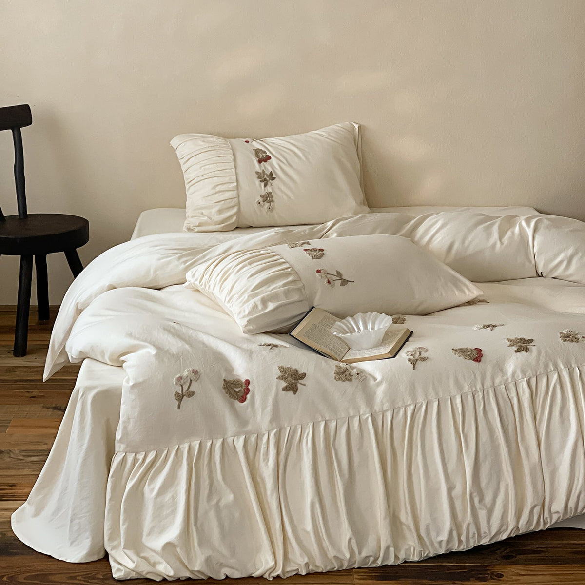 Parure de lit brodée avec housse de couette froncée et taies d’oreiller