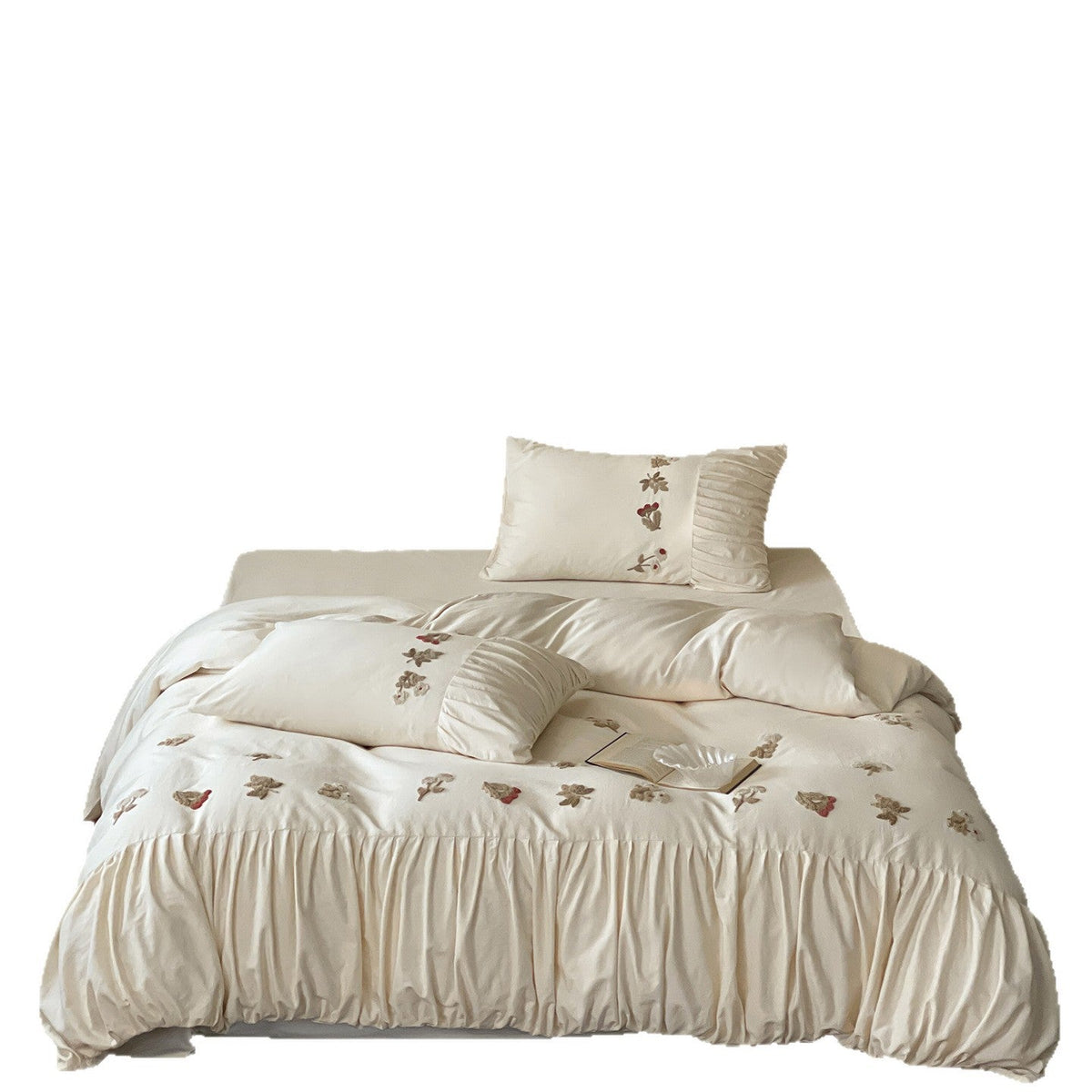 Parure de lit brodée avec housse de couette froncée et taies d’oreiller