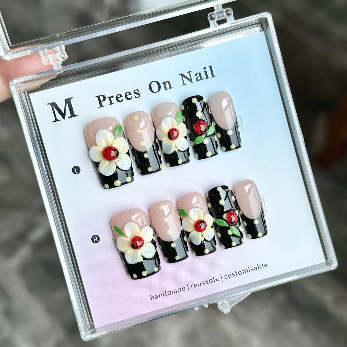 Set de faux ongles décoratifs faits main avec motifs floraux