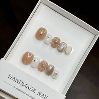 Set de faux ongles faits main avec motifs floraux et ornements en pierres