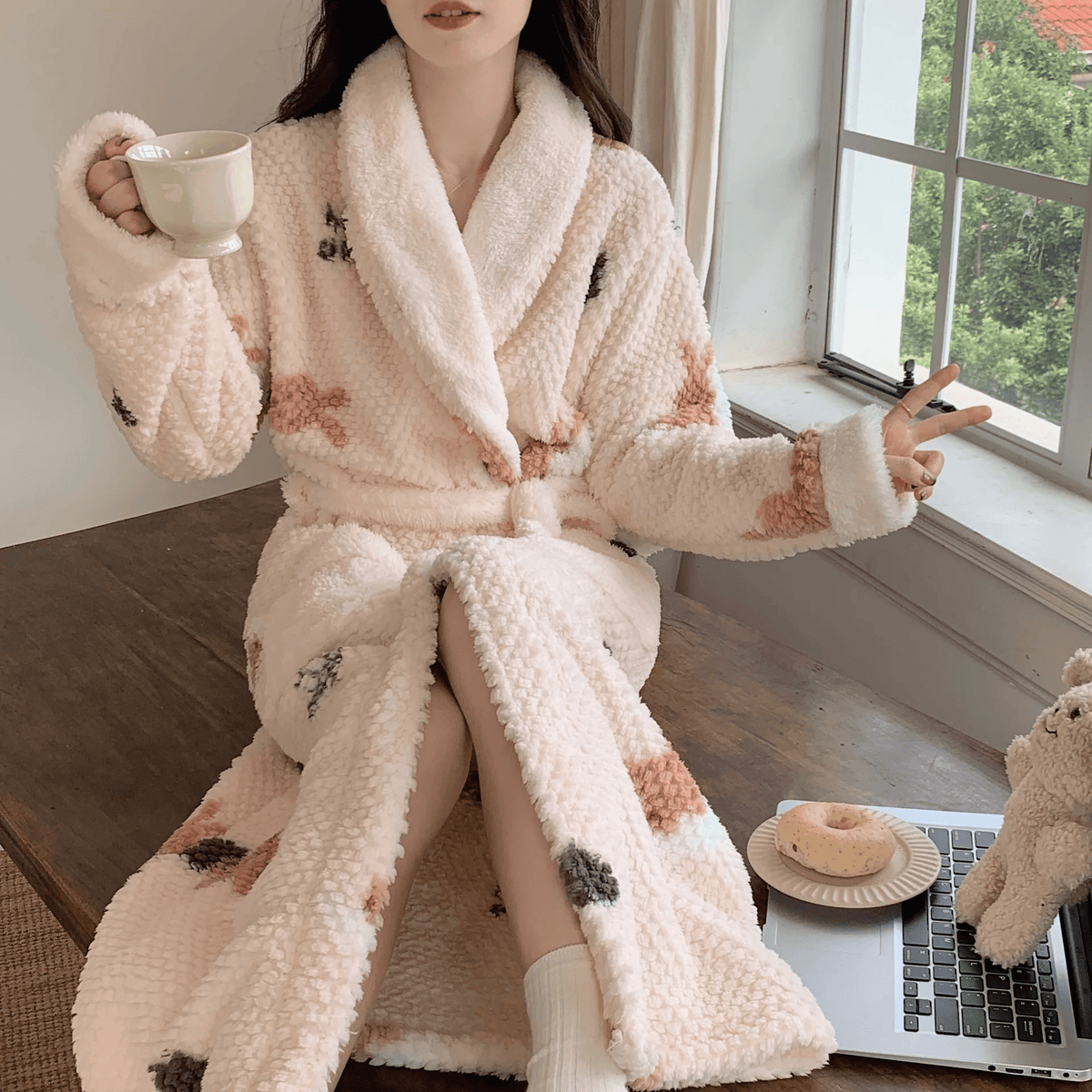 Peignoir de bain luxueux pour femme en tissu doux et velouté, pour un confort et une chaleur maximum