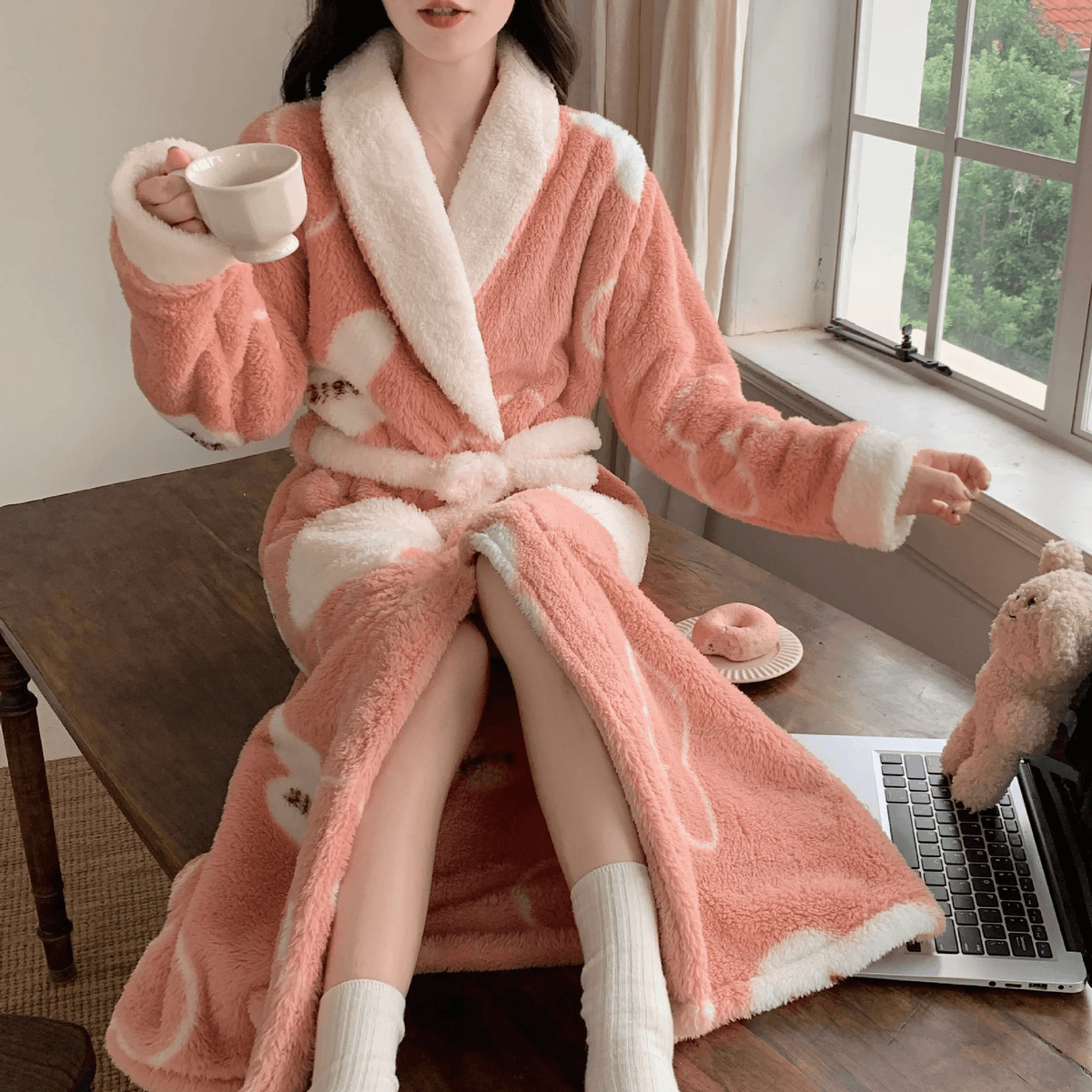Peignoir de bain luxueux pour femme en tissu doux et velouté, pour un confort et une chaleur maximum