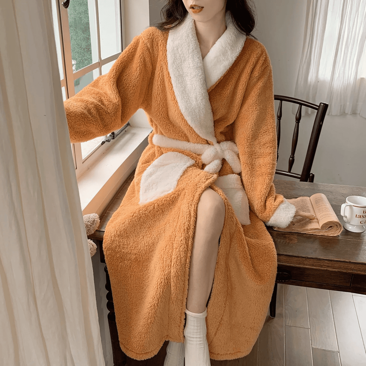 Peignoir de bain luxueux pour femme en tissu doux et velouté, pour un confort et une chaleur maximum