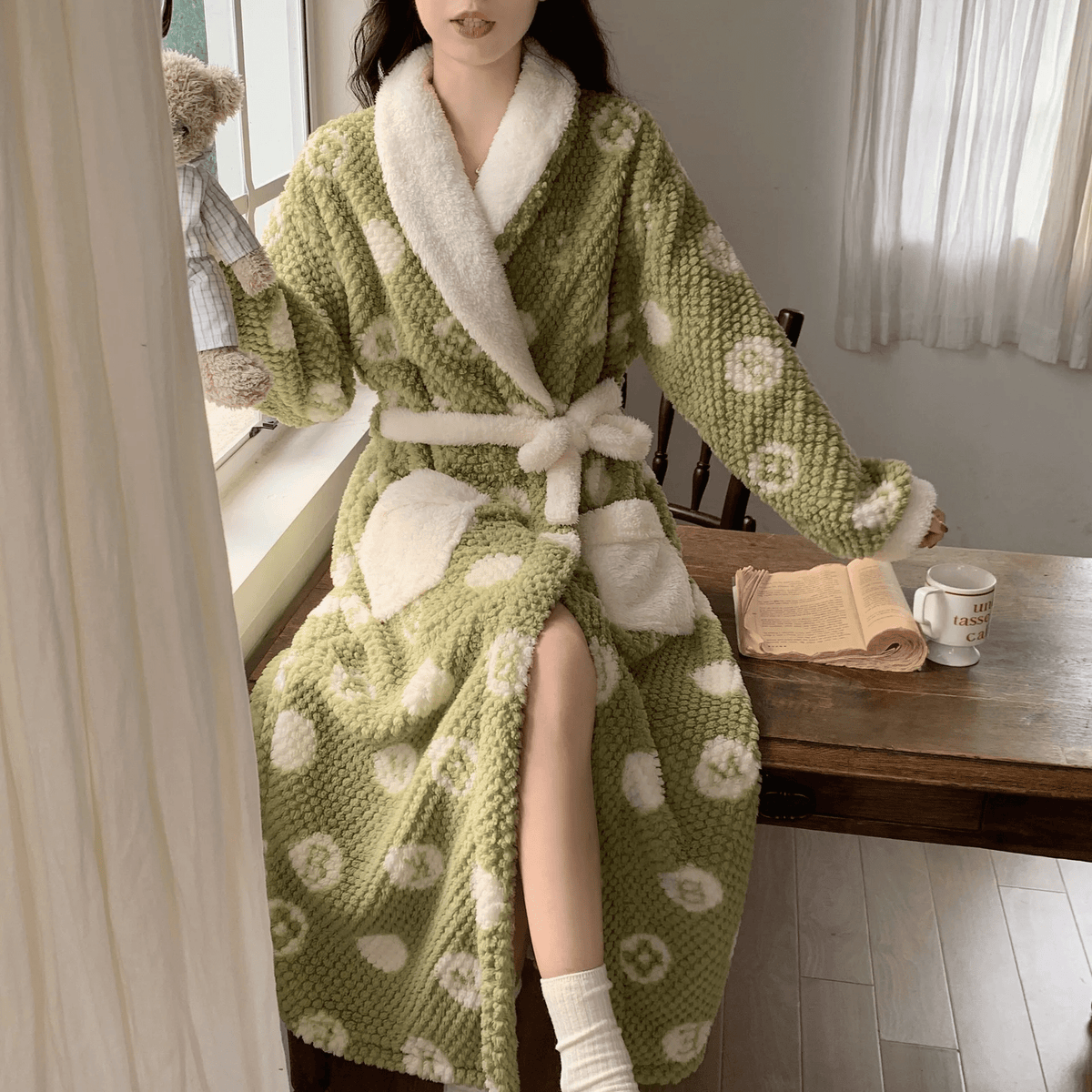 Peignoir de bain luxueux pour femme en tissu doux et velouté, pour un confort et une chaleur maximum