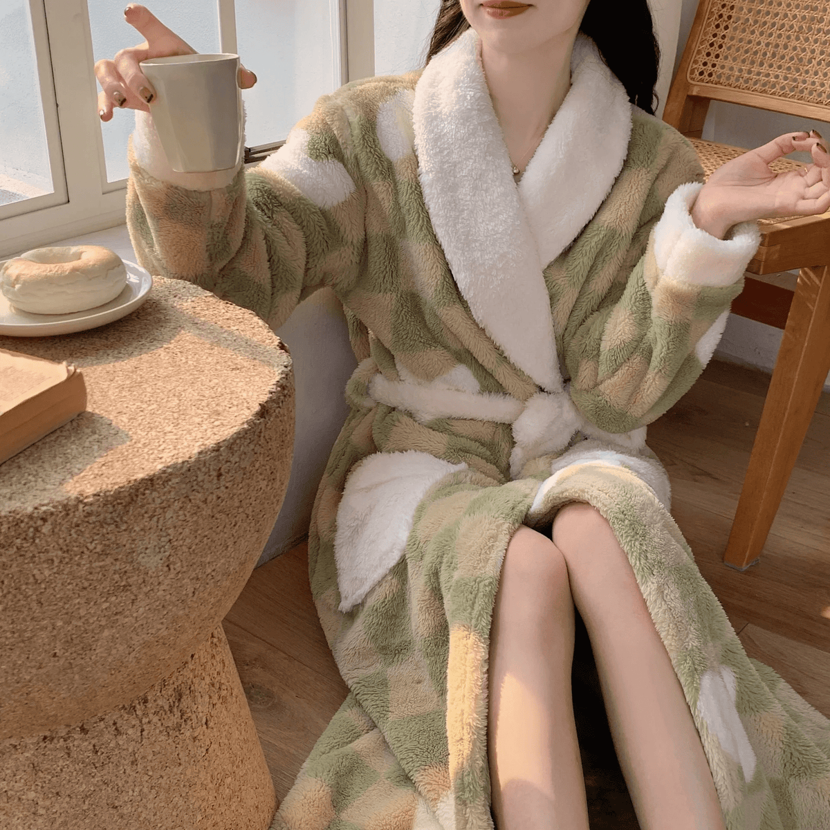 Peignoir de bain luxueux pour femme en tissu doux et velouté, pour un confort et une chaleur maximum