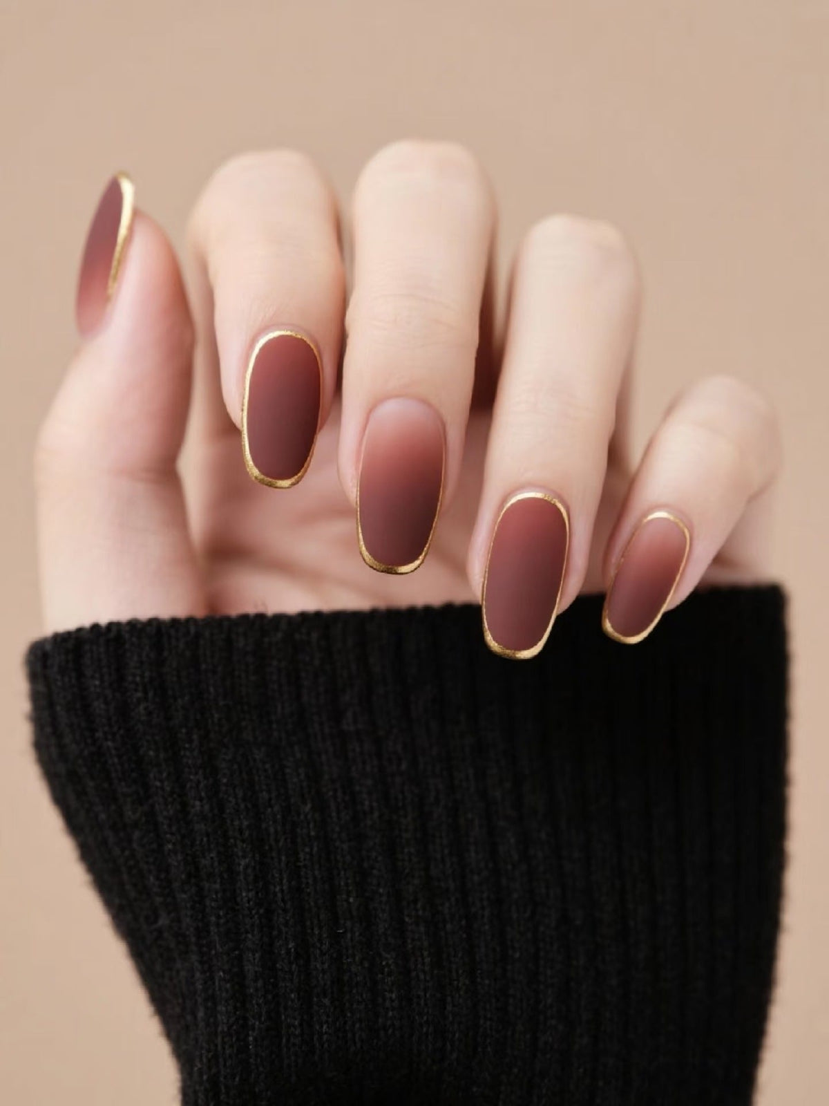 Set d’ongles à coller avec finition mate et bords dorés