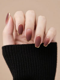 Set d’ongles à coller avec finition mate et bords dorés