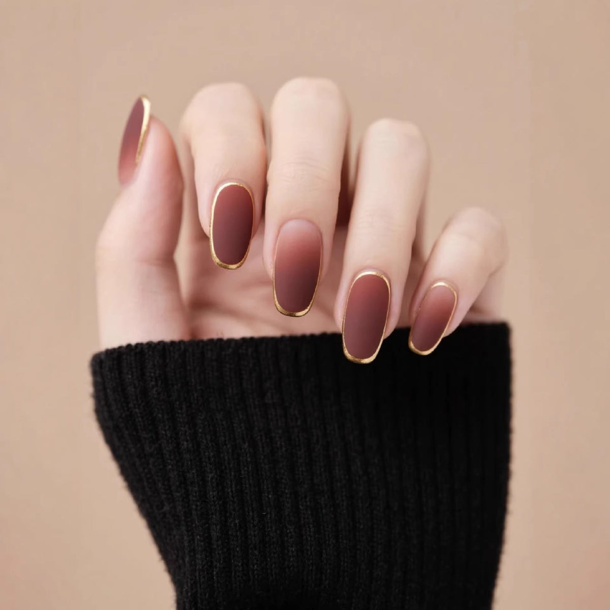 Set d’ongles à coller avec finition mate et bords dorés