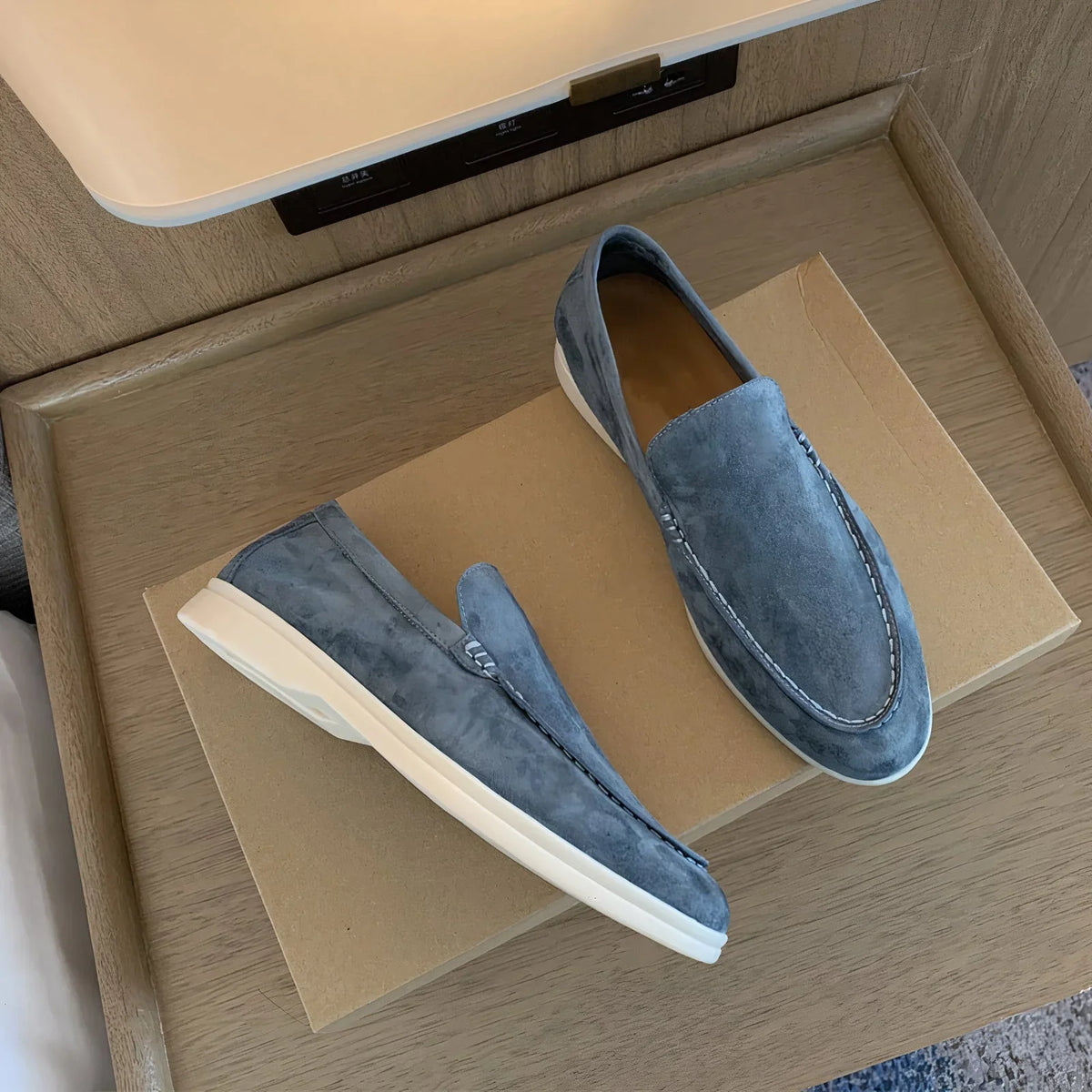 Mocassins à enfiler pour homme avec semelle blanche et surpiqûres contrastantes