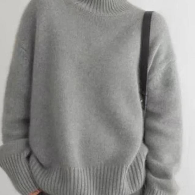 Oversized Cashmere Turtleneck Sweater – Soft, Warm & Elegant