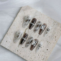 Set de faux ongles avec ornements géométriques en strass