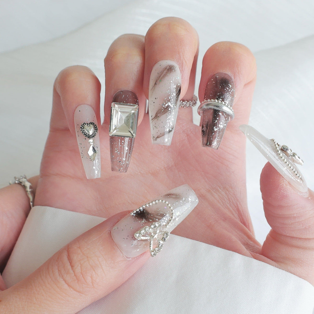 Set de faux ongles avec ornements géométriques en strass