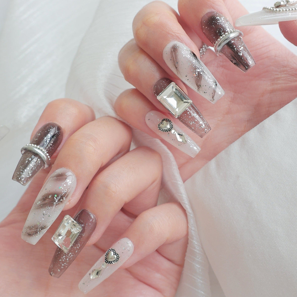 Set de faux ongles avec ornements géométriques en strass
