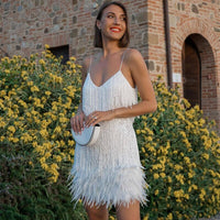 Mini vestido con adornos de plumas brillantes