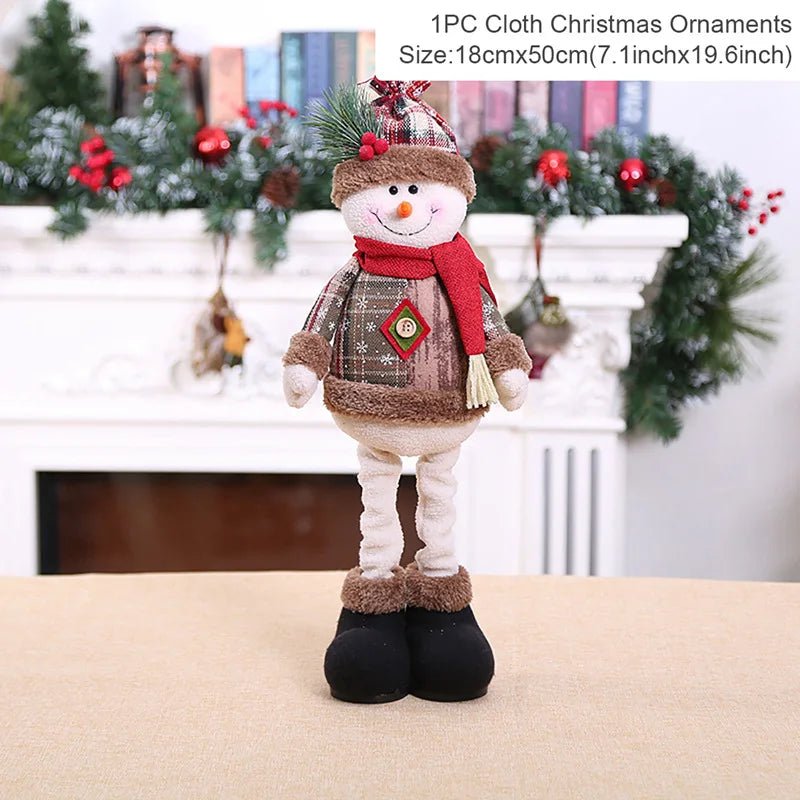 Poupée du père Noël avec une tenue richement travaillée et un visage expressif